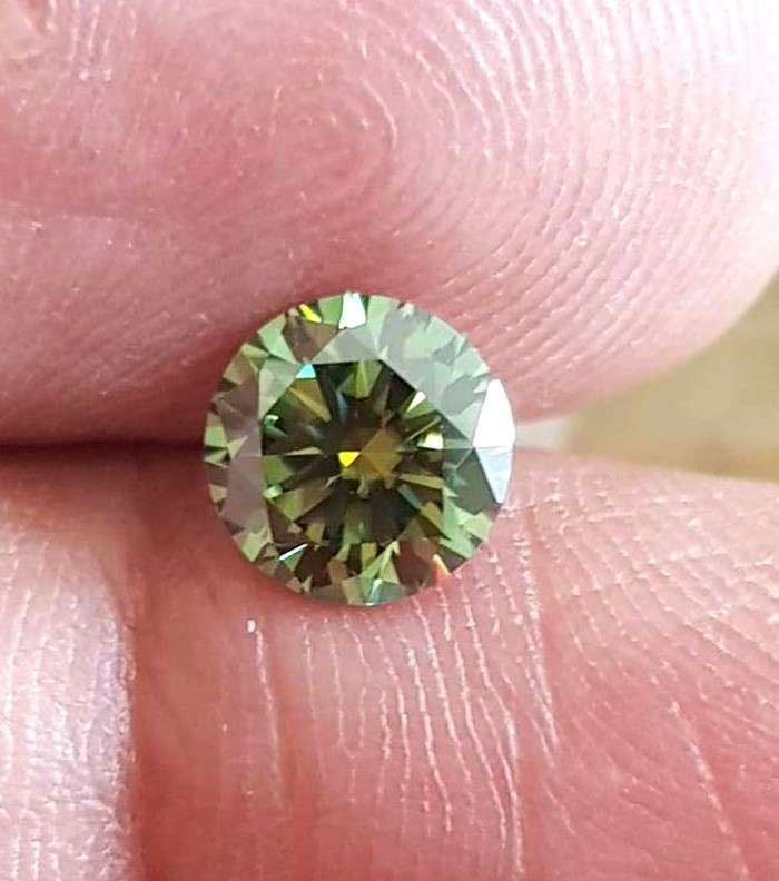 MOISSANITE GREEN 1CT  VVSI  ROUND **GRA Certificate**BRILLIANT CUT