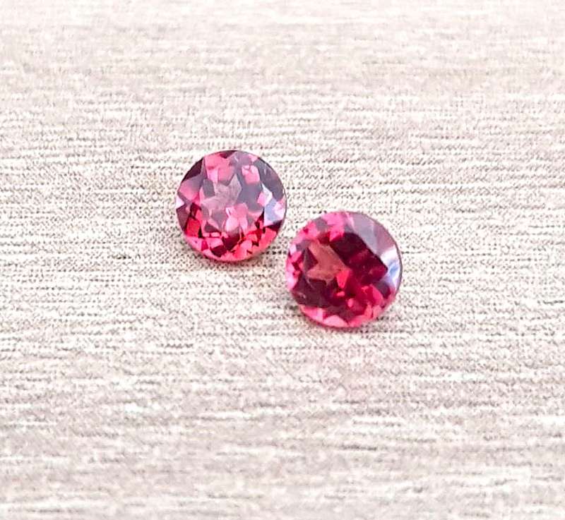 Pinkish Red Mozambique Garnet Round 4 mm **PAIR**. 2Pcs/0.70Ct