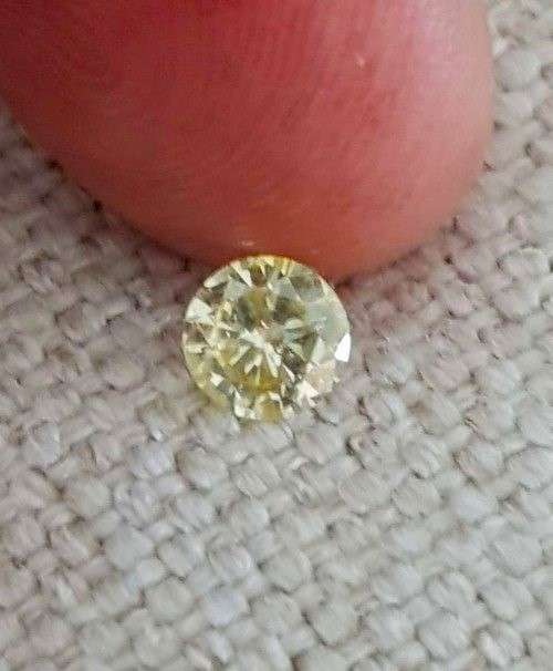 0.68Cts  DIAMOND ROUND**CERTIFIED** SI2 LIGHT YELLOW NATURAL