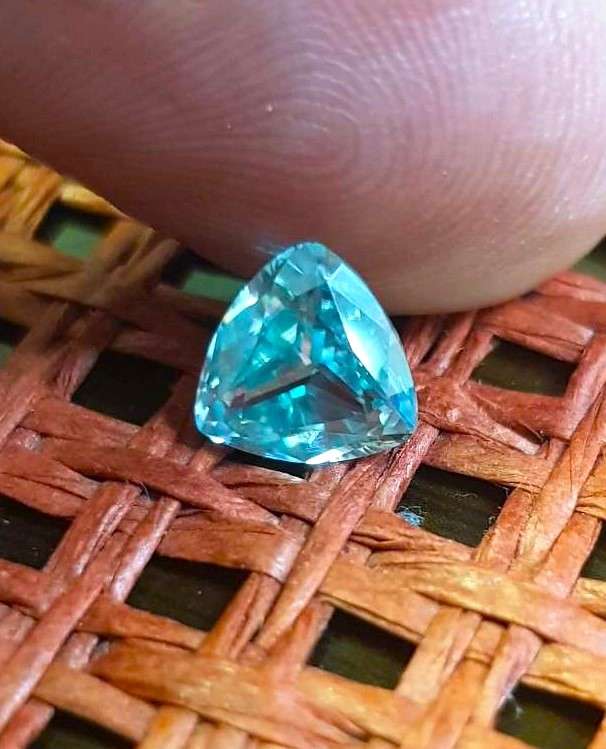 1.30CT  MOISSANITE BLUE TRILLION CUT VVSI  BRILLIANT CUT