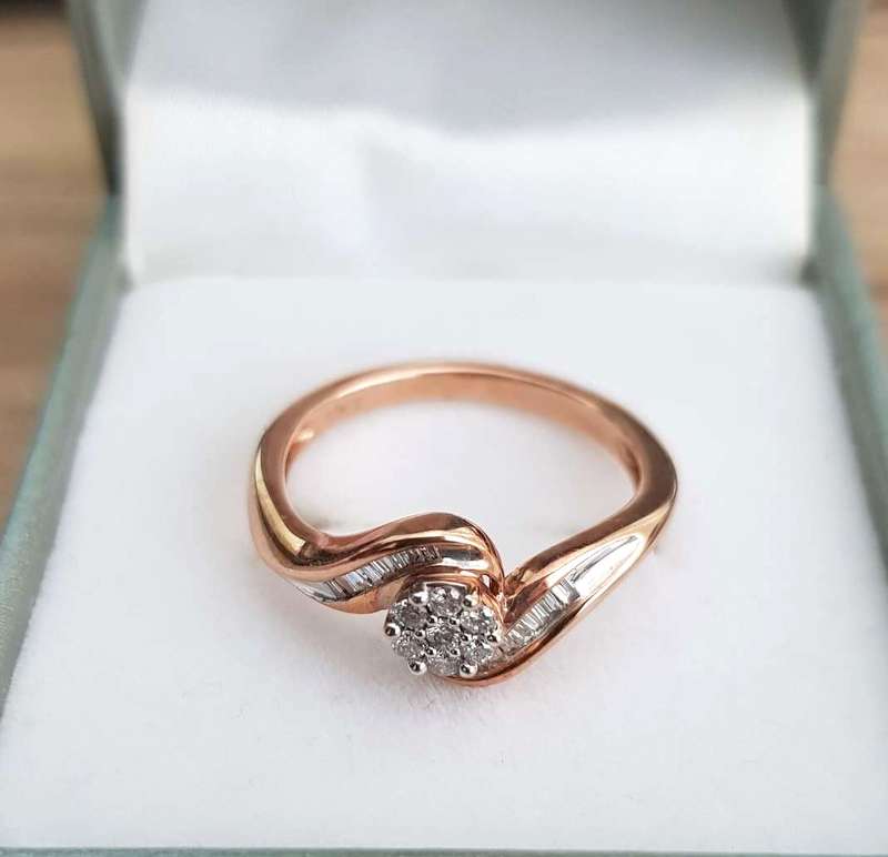 0.325ct DIAMOND CLUSTER  RING ROSE GOLD ROUND & BAGUTTE DIAMONDS**GORGEOUS DESIGNER PIECE**