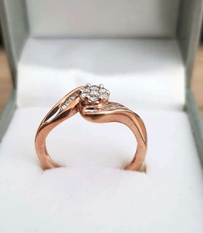 0.325ct DIAMOND CLUSTER  RING ROSE GOLD ROUND & BAGUTTE DIAMONDS**GORGEOUS DESIGNER PIECE**