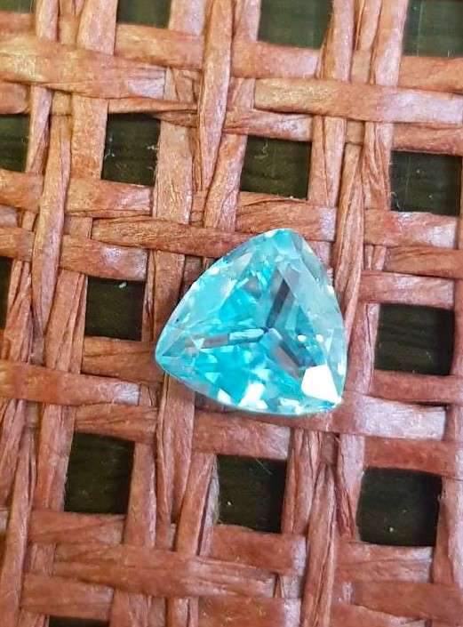 1.30CT  MOISSANITE BLUE TRILLION CUT VVSI  BRILLIANT CUT