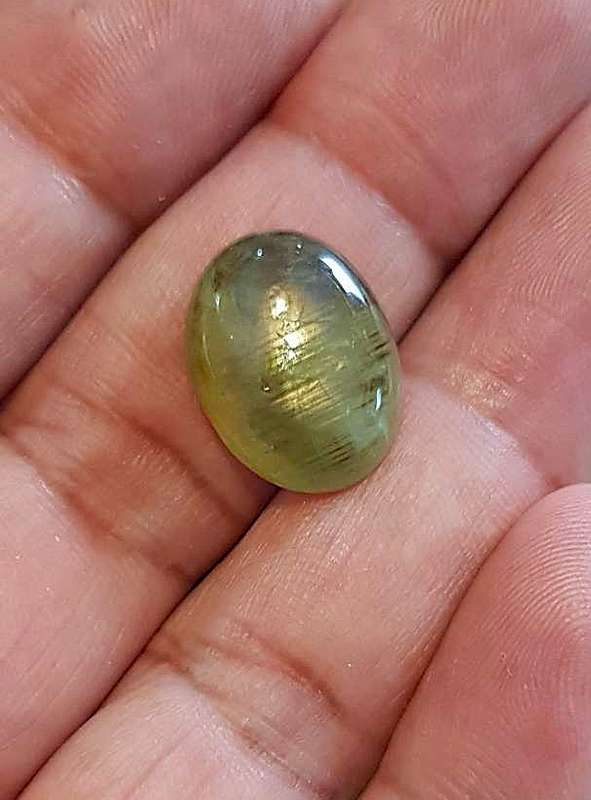 17.54Ct. Sapphire Star 6 Rays Oval Cabochon Golden Green  Good! Sparkling! Madagascar