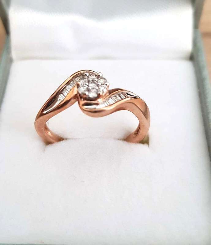 0.325ct DIAMOND CLUSTER  RING ROSE GOLD ROUND & BAGUTTE DIAMONDS**GORGEOUS DESIGNER PIECE**