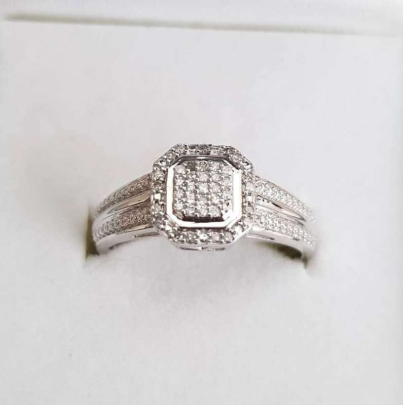 0.300ct DIAMOND RING  ROUND CUT DIAMONDS  WHITE GOLD **GORGEOUS **