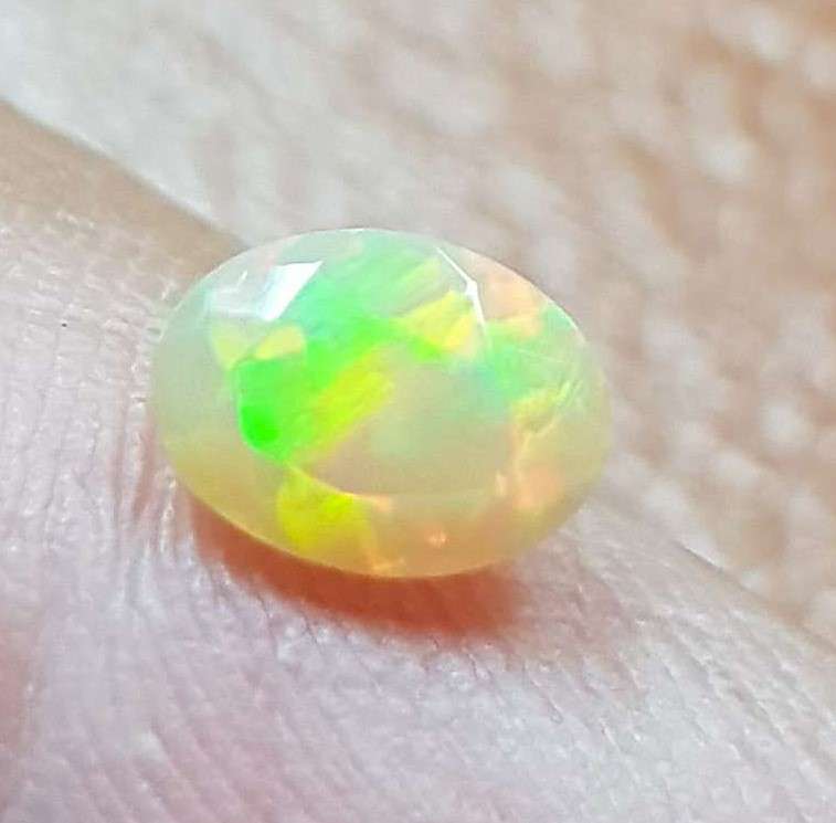 Opal 0.52Cts Oval Facetted 5x7mm Multi Colours Glittering Rainbow 3D! Ethiopian Natural