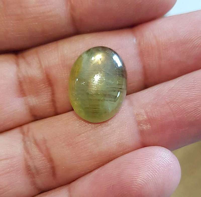 17.54Ct. Sapphire Star 6 Rays Oval Cabochon Golden Green  Good! Sparkling! Madagascar