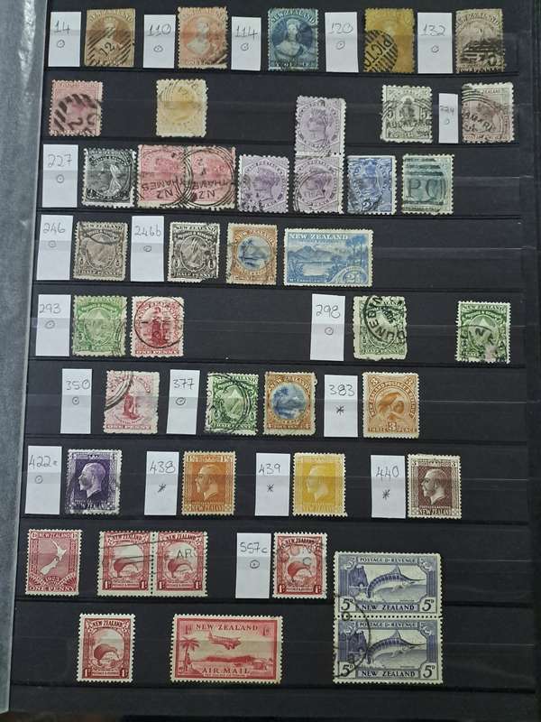 New Zealand - 328 Stamps