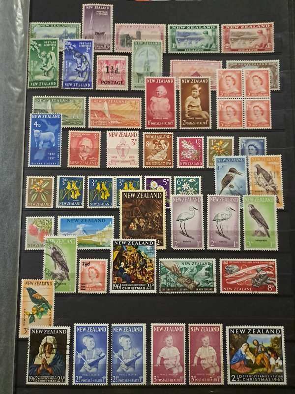 New Zealand - 328 Stamps