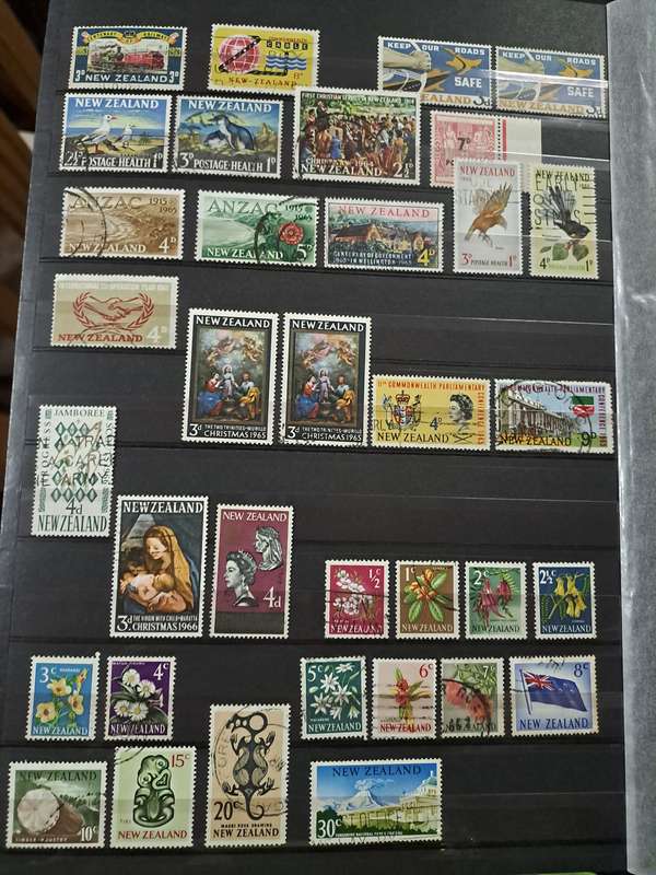 New Zealand - 328 Stamps