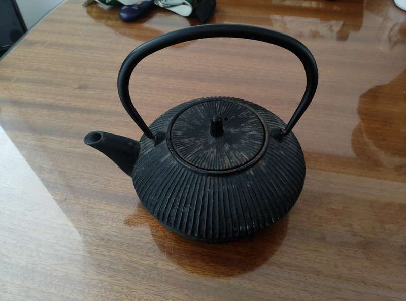 JAPANESE HAND CRAFTED CAST IRON TEAPOT