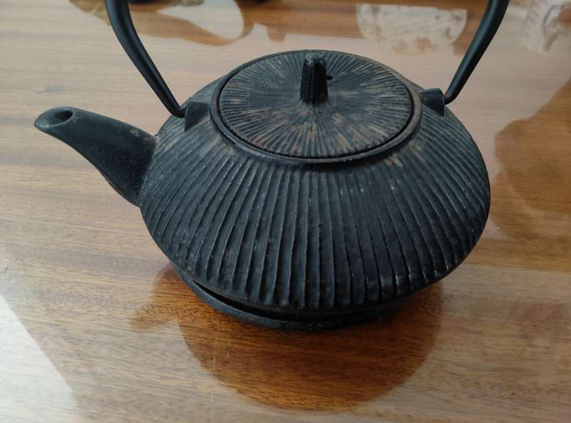 JAPANESE HAND CRAFTED CAST IRON TEAPOT
