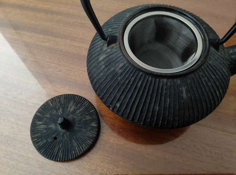 JAPANESE HAND CRAFTED CAST IRON TEAPOT