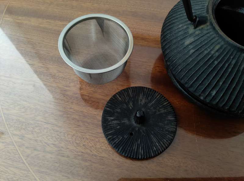JAPANESE HAND CRAFTED CAST IRON TEAPOT
