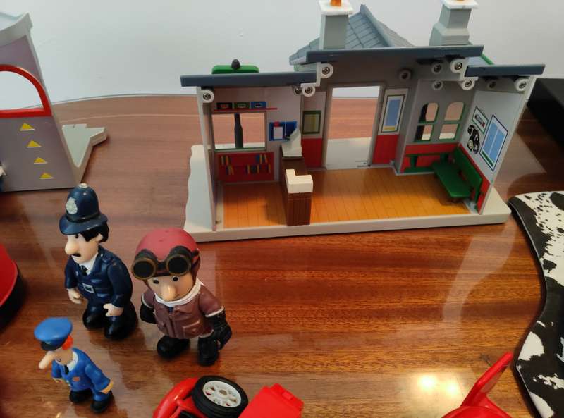 Postman pat and friends  12 items