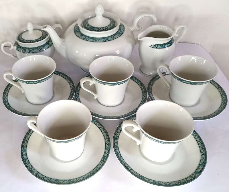 Johann Seltmann Vohenstrauss Tea/Coffee Set (13 pcs)