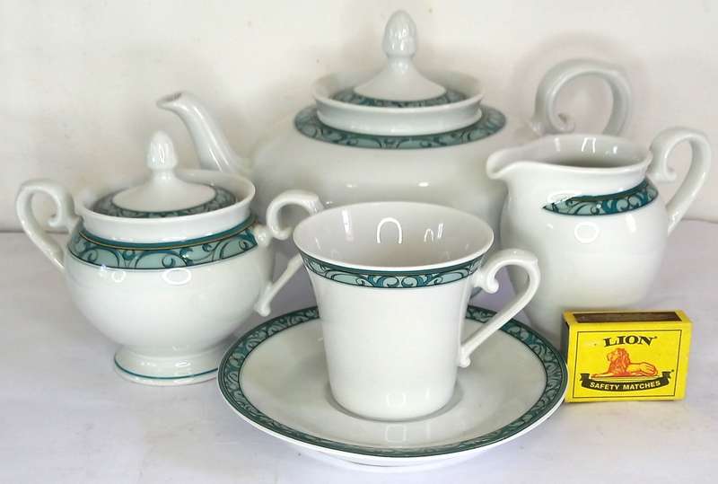Johann Seltmann Vohenstrauss Tea/Coffee Set (13 pcs)