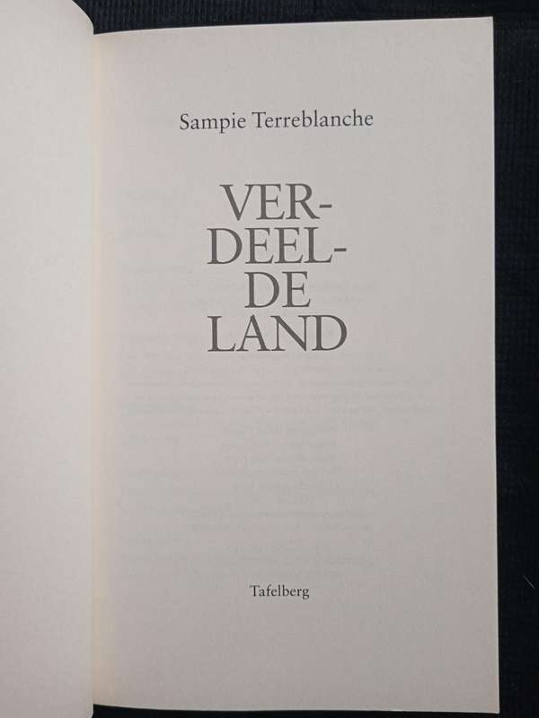 Verdeelde Land by Sampie Terreblanche