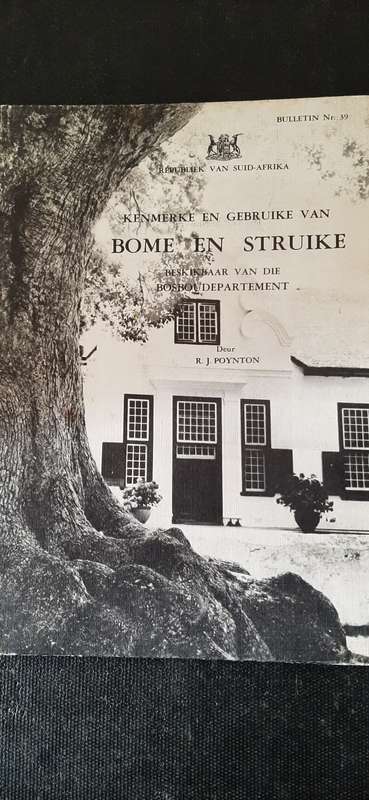 Kenmerke en Gebruike van Bome en Struike deur R.J. Poynton