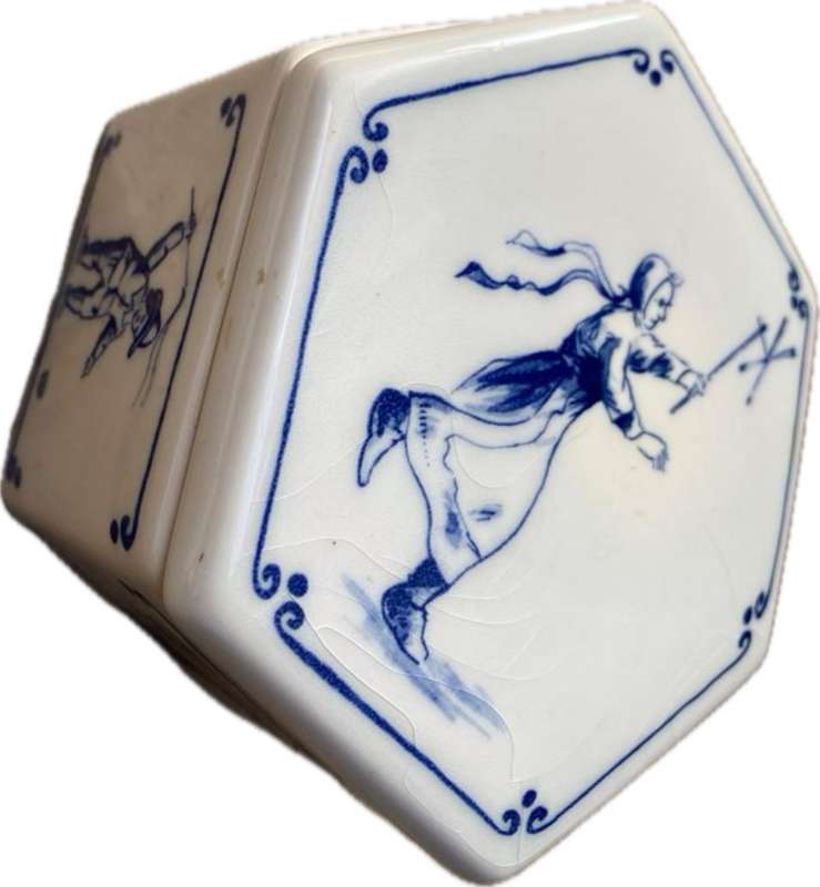 Delft trinket box Regina hexagonal