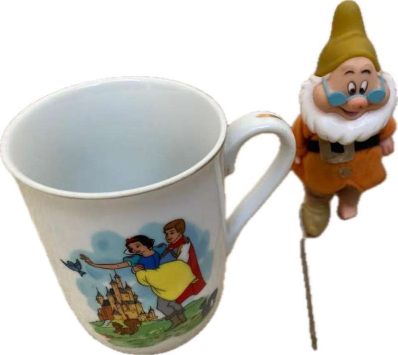 Disney collection Snow White mug with 2 dwarf figure dolls
