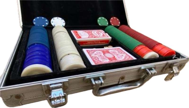 poker gambling chips in alluminium box 5 dice