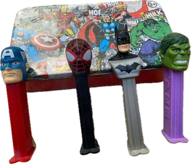 Super hero pez lot of 4 in marvel comic tin