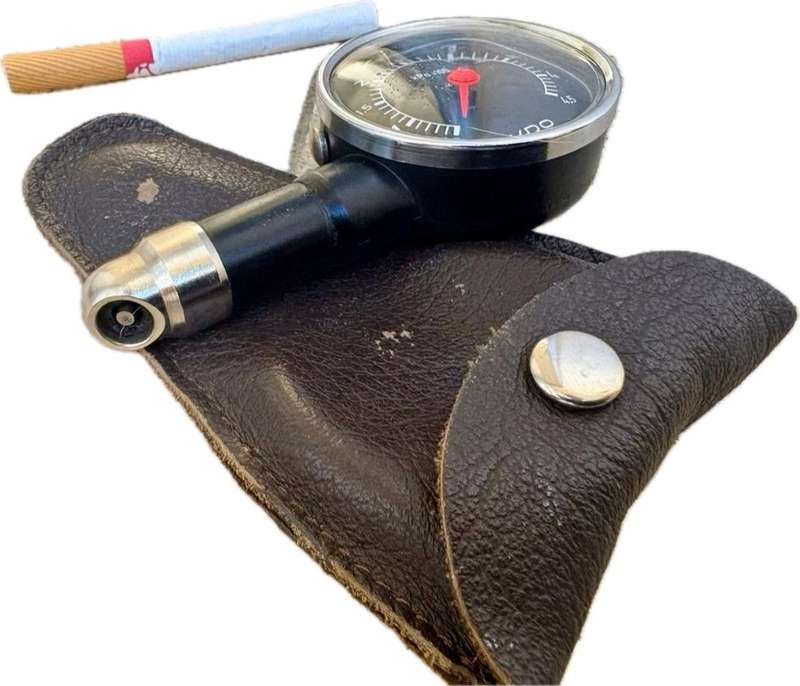 VINTAGE VDO TYRE PRESURE GAUGE in Leather case