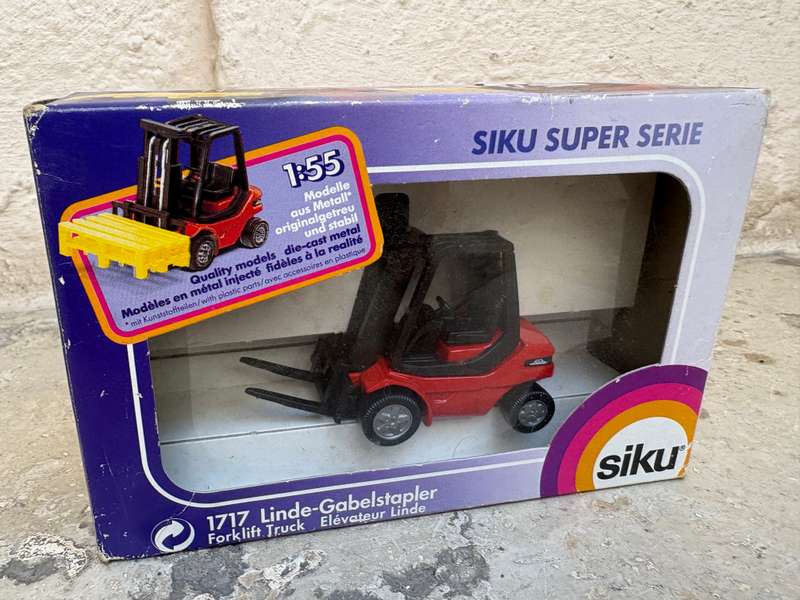 Siku forklift 1717 , 1:55 scale Linde - gabelstapler  die-cast