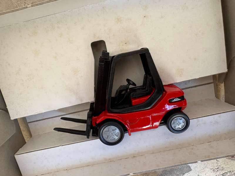 Siku forklift 1717 , 1:55 scale Linde - gabelstapler  die-cast