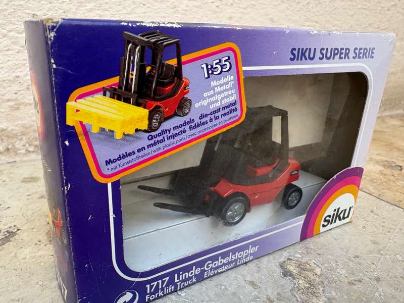 Siku forklift 1717 , 1:55 scale Linde - gabelstapler  die-cast