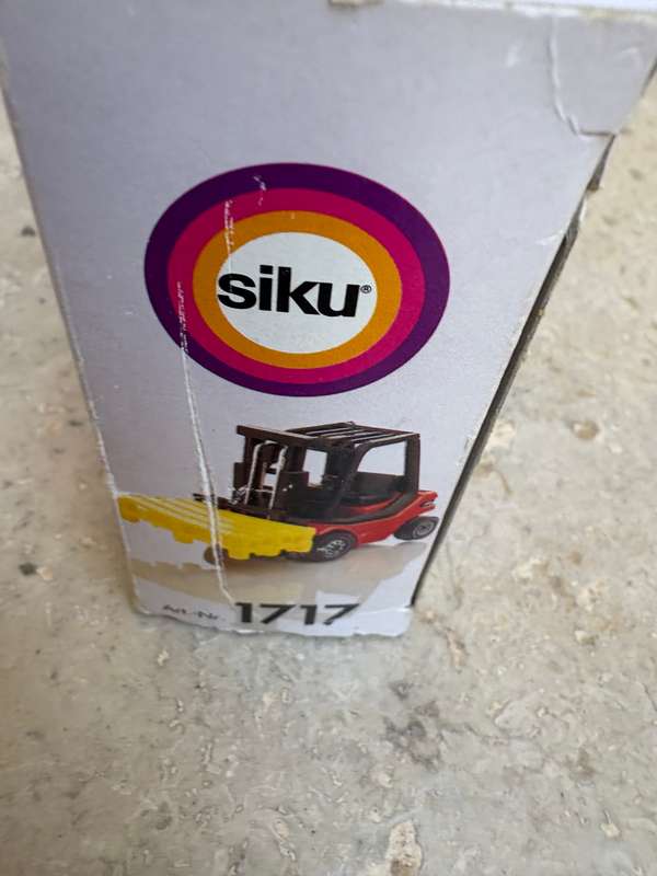 Siku forklift 1717 , 1:55 scale Linde - gabelstapler  die-cast