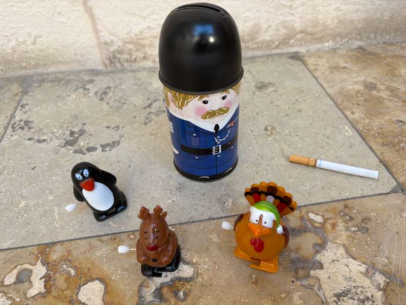 Wind up toy lot of 3 in money box
