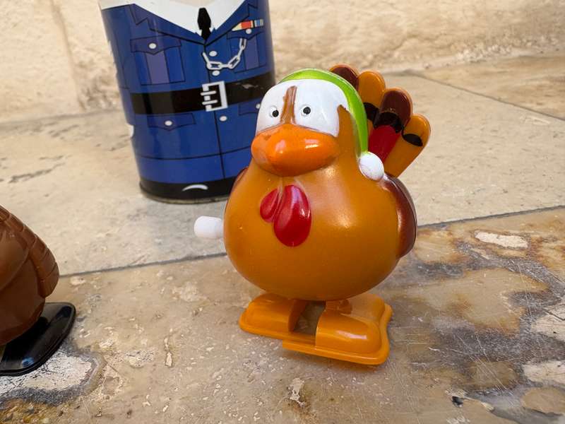 Wind up toy lot of 3 in money box