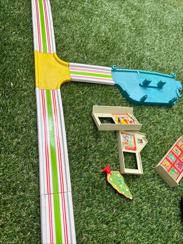 Vintage Lesney matchbox play set tracks and buildings 1978