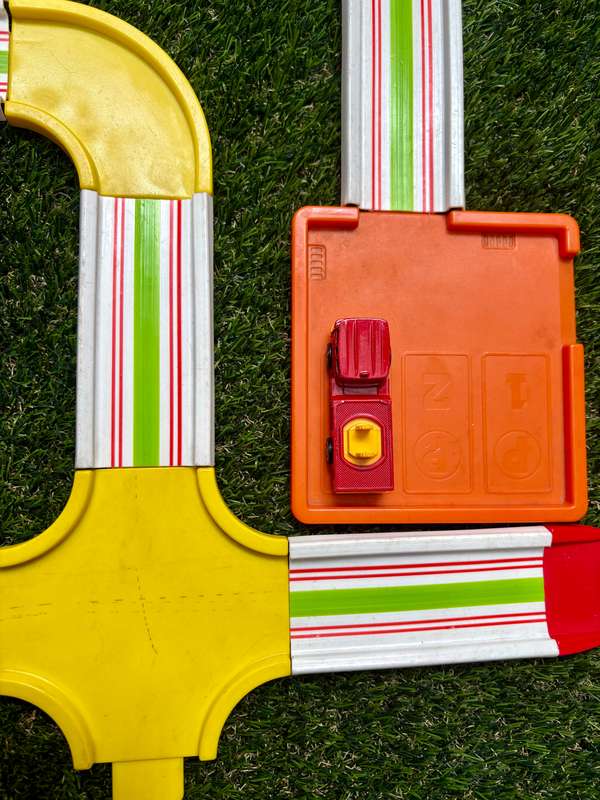 Vintage Lesney matchbox play set tracks and buildings 1978