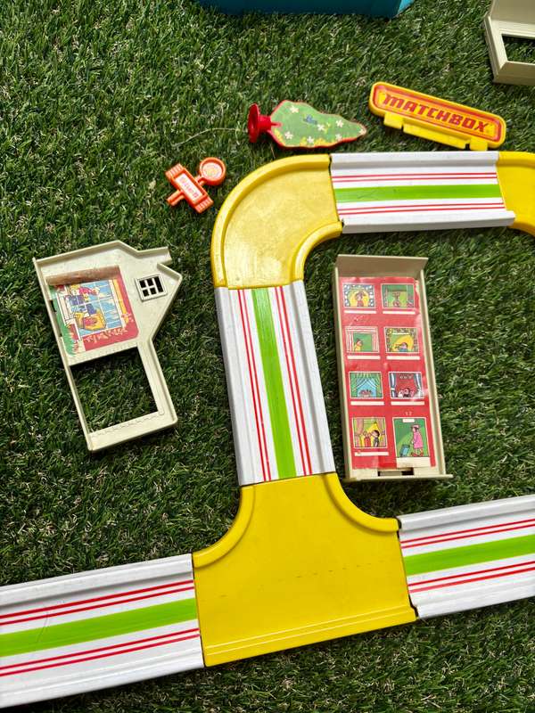 Vintage Lesney matchbox play set tracks and buildings 1978
