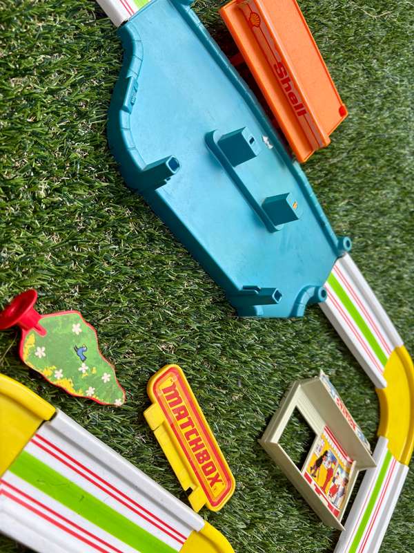 Vintage Lesney matchbox play set tracks and buildings 1978