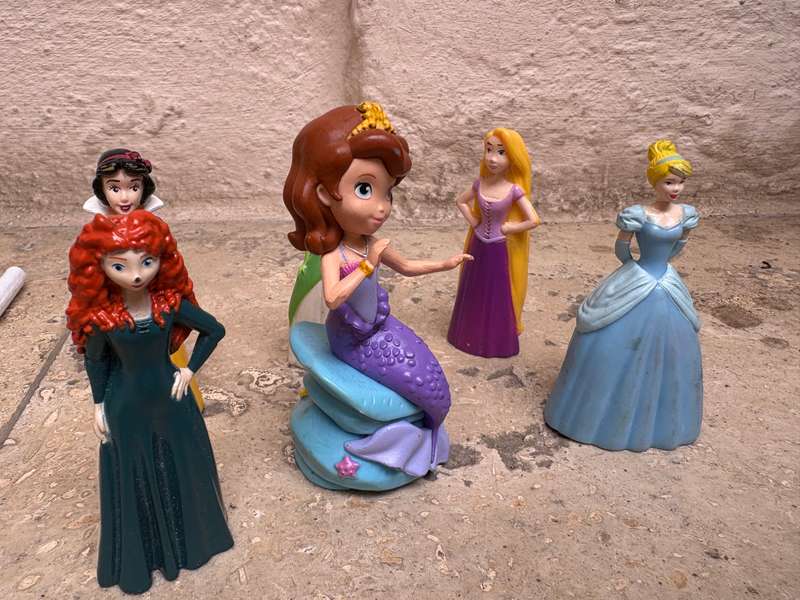 Disney figurine lot of 6 including Snow White in storage container