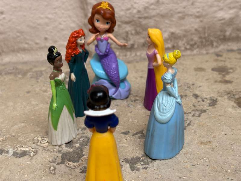 Disney figurine lot of 6 including Snow White in storage container