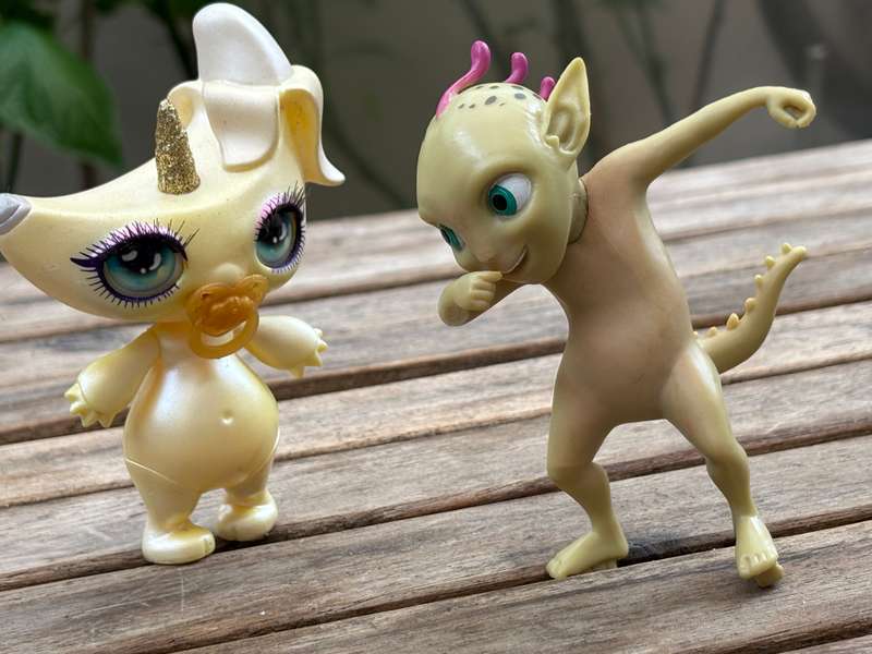 Poopsie original  Unicorn sparkly critters slime doll banana with cake topper pvc alien figure pair