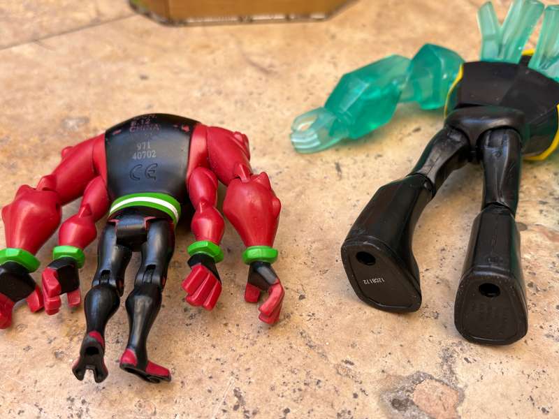 Ben 10 figure pair 4 arms diamond head figures