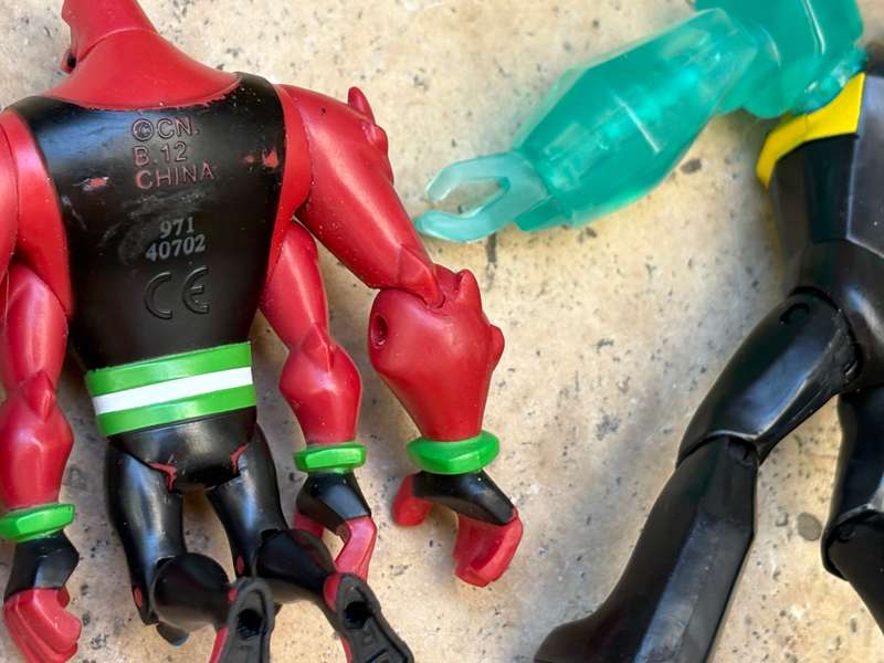 Ben 10 figure pair 4 arms diamond head figures