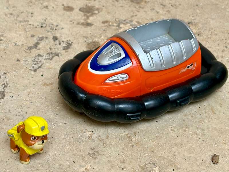 Paw Patrol - Zuma hovercraft vehicle with one pup Collectable figure