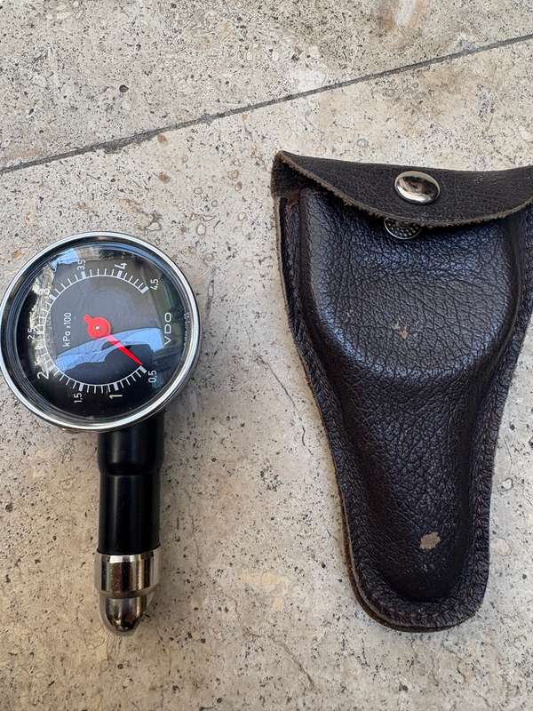 VINTAGE VDO TYRE PRESURE GAUGE in Leather case