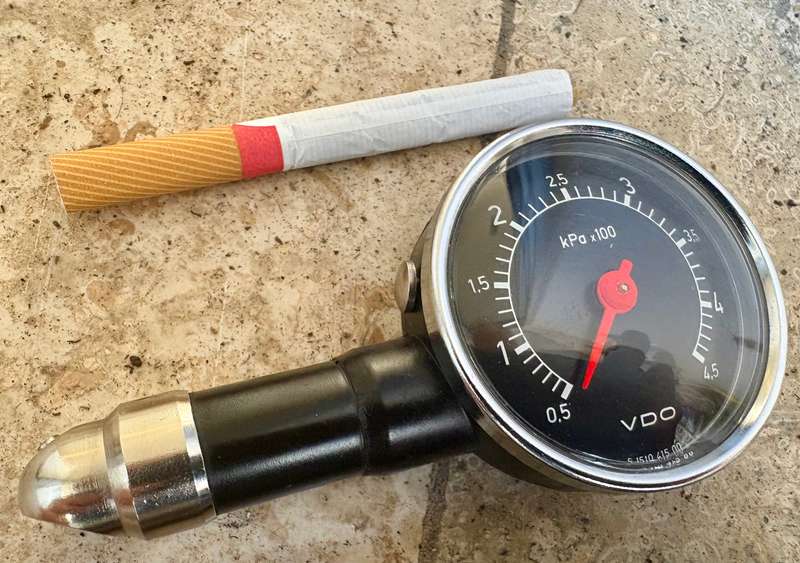 VINTAGE VDO TYRE PRESURE GAUGE in Leather case
