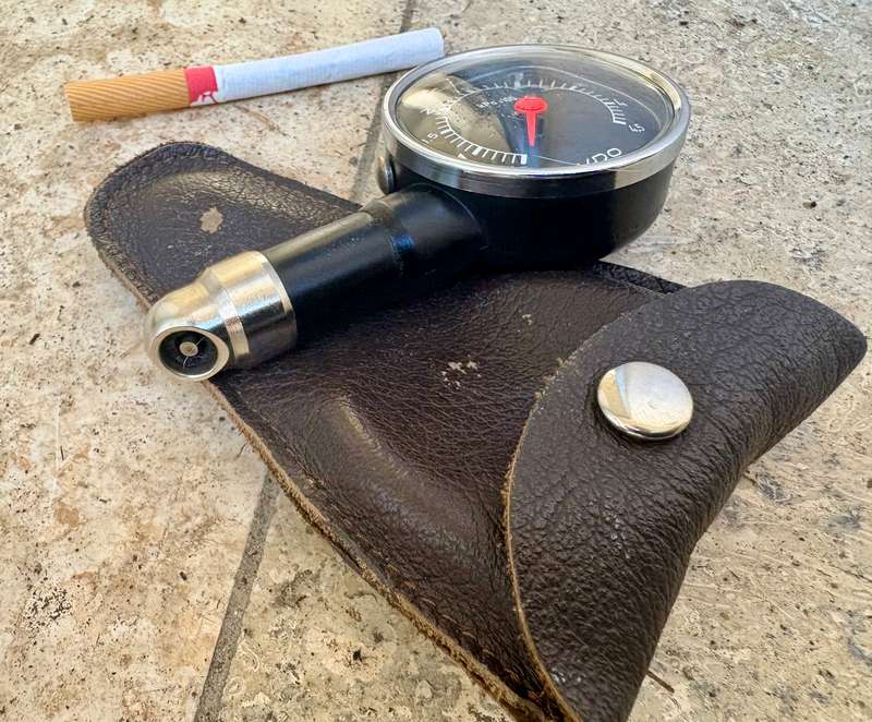 VINTAGE VDO TYRE PRESURE GAUGE in Leather case