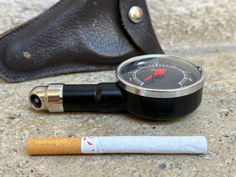 VINTAGE VDO TYRE PRESURE GAUGE in Leather case