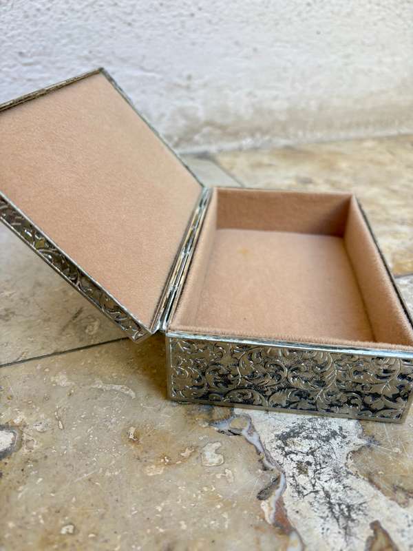 Vintage 1940 s silver plated trinket box lined embossed floral